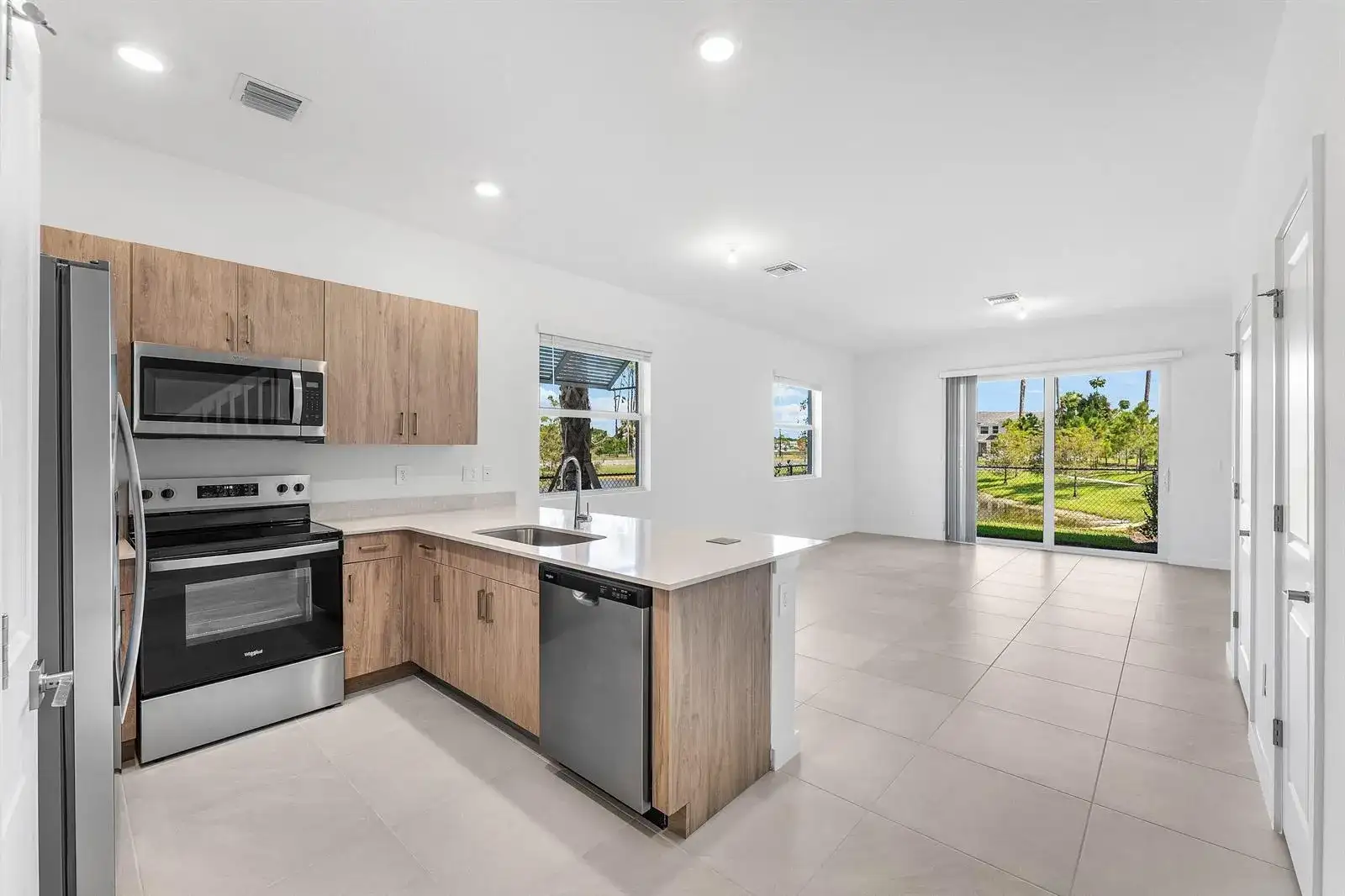 157 LAKESIDE LANDING Court, Royal Palm Beach FL 33411 photo 4
