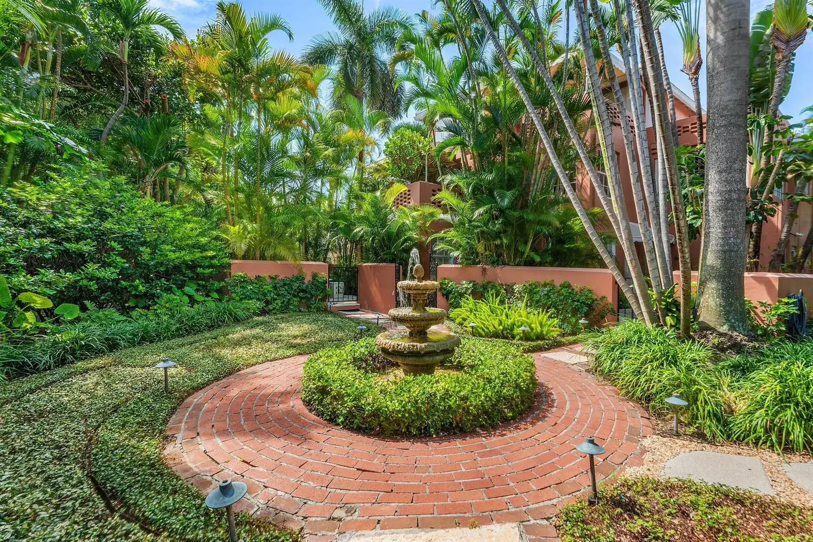 215 PHIPPS Plaza # 2, Palm Beach FL 33480 photo 3