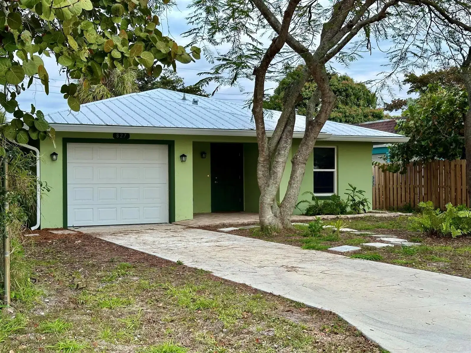827 SE 6TH Street, Stuart FL 34994 photo 2