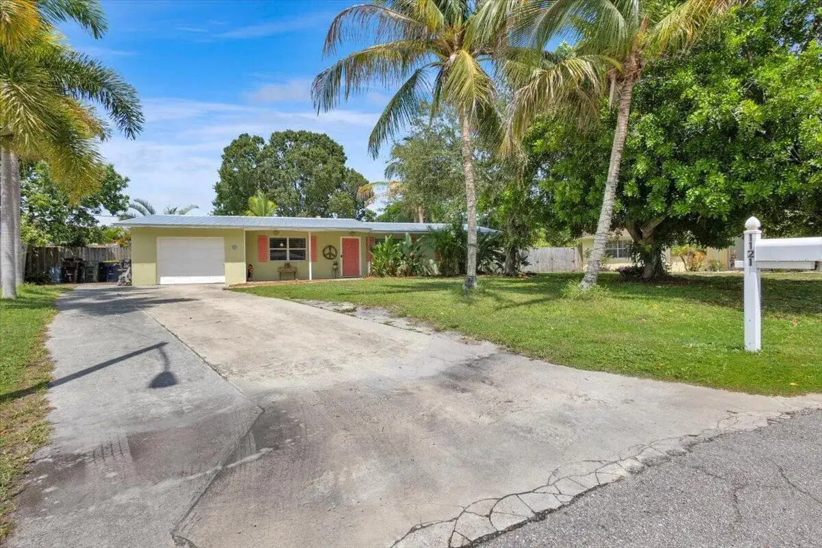1121 SE ALAMANDA Lane, Stuart FL 34996 photo 2