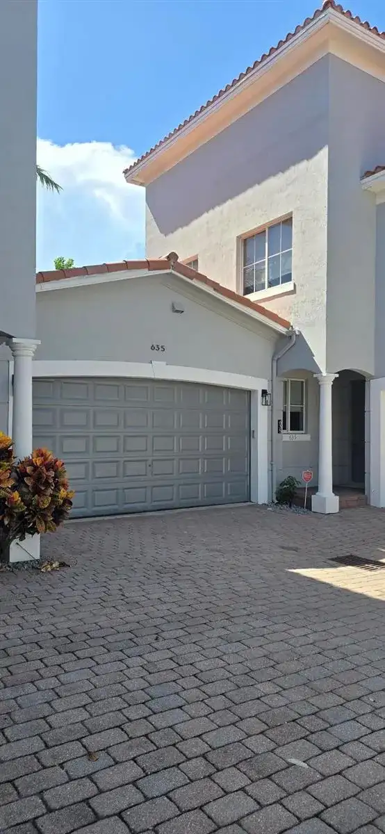 635 NE 11th Avenue, Fort Lauderdale FL 33304 photo 4