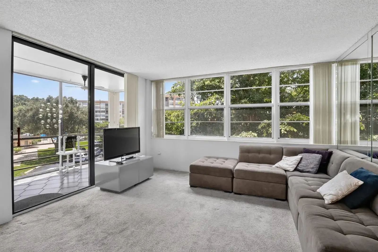 1400 Saint Charles Place # 313, Pembroke Pines FL 33026 photo 3