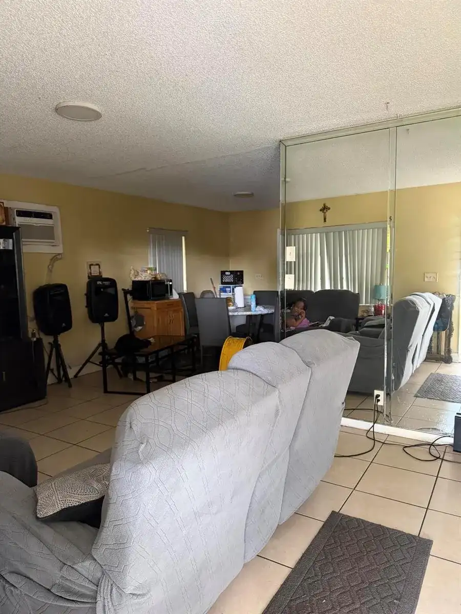 2605 NW 14TH Street, Fort Lauderdale FL 33311 photo 2