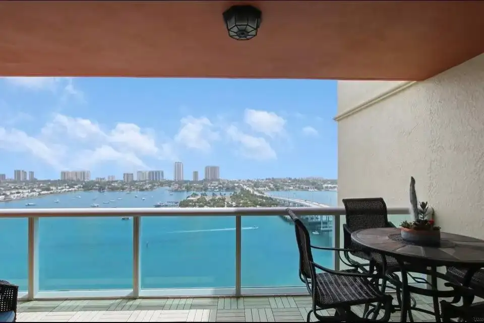 2640 LAKE SHORE Drive # 2311, Riviera Beach FL 33404