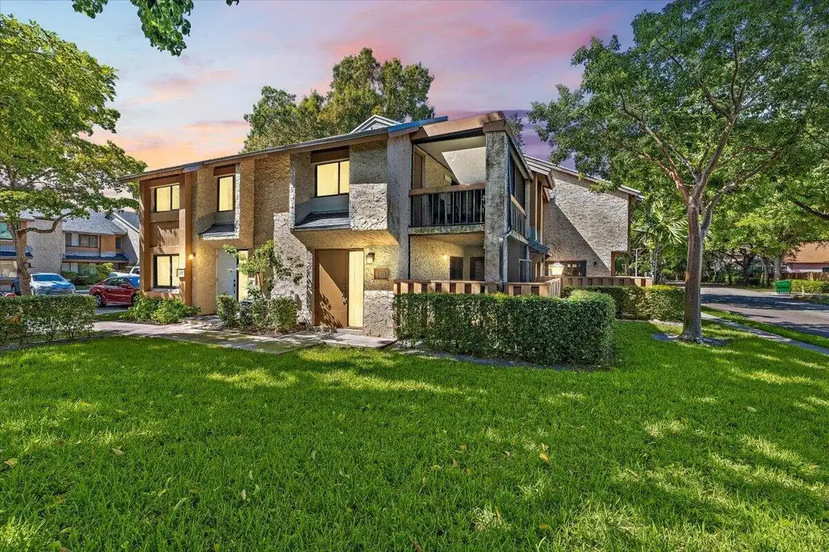 130 WIMBLEDON LAKE Drive, Plantation FL 33324 photo 2