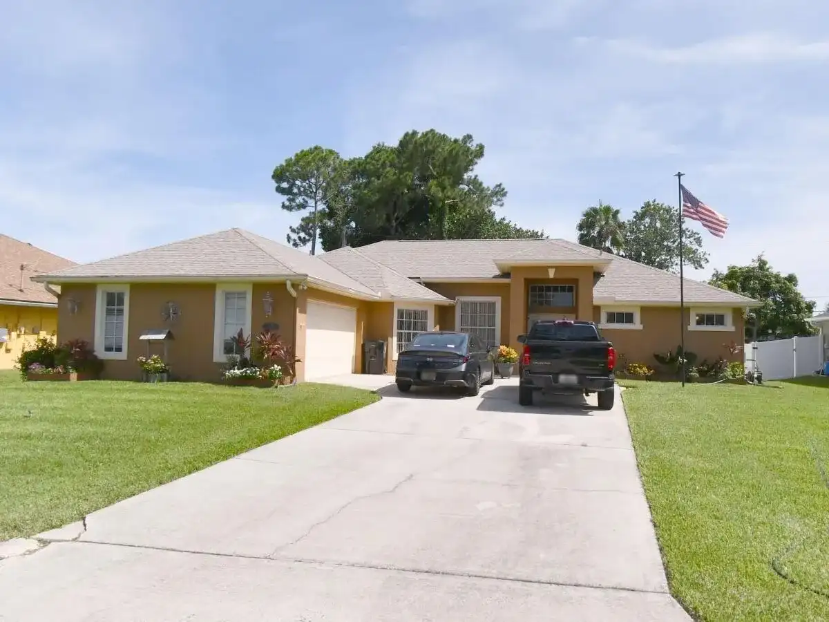1018 SW HALEYBERRY Avenue, Port St. Lucie FL 34953
