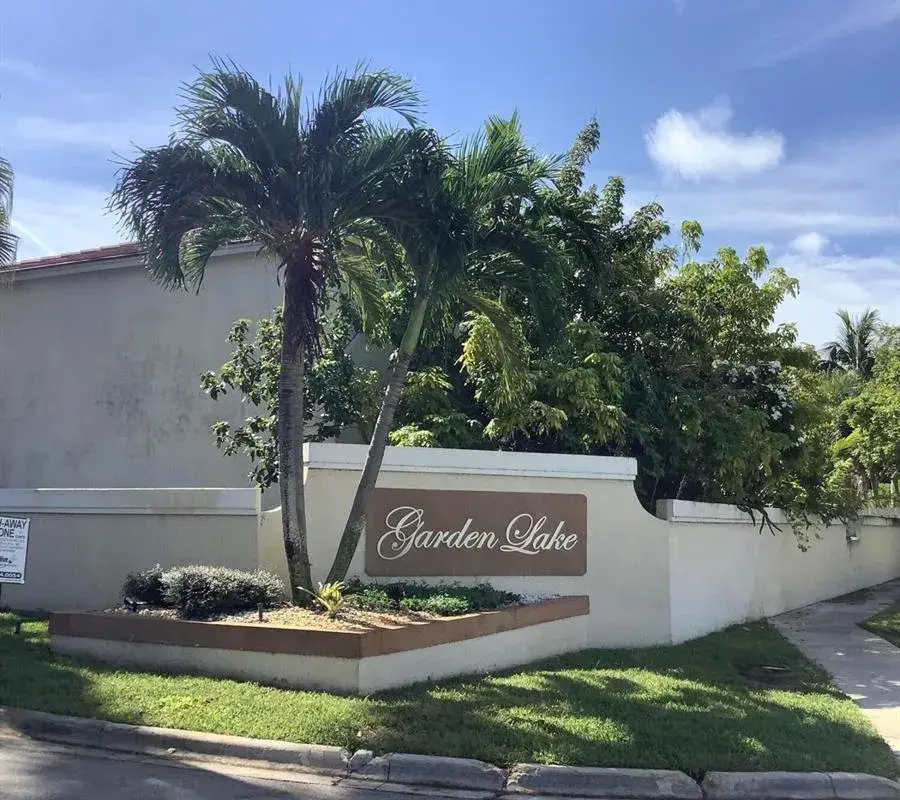 201 SW 98th Terrace, Pembroke Pines FL 33025