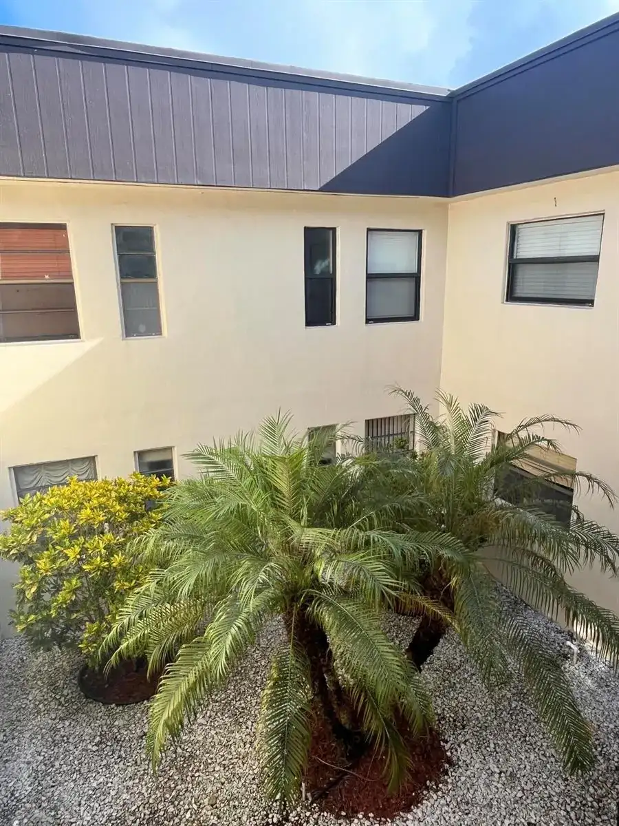94 Capri B, Delray Beach FL 33484 photo 2