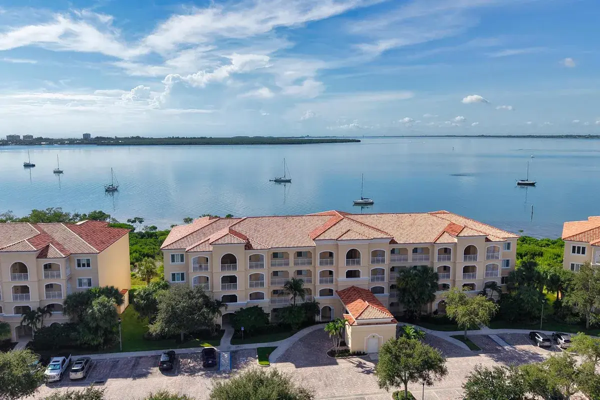 25 HARBOUR ISLE Drive W # 104, Fort Pierce FL 34949