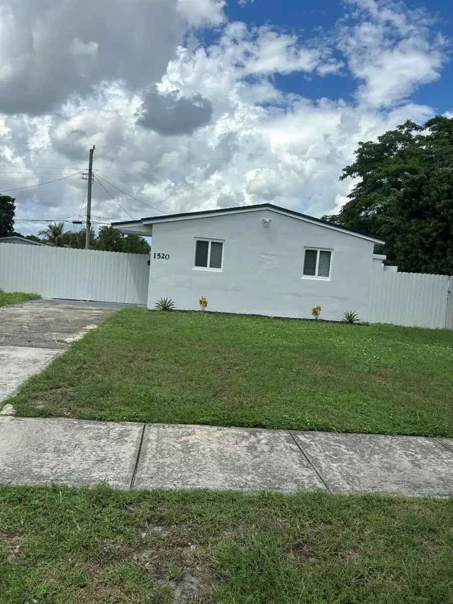 1520 N 68th Terrace, Hollywood FL 33024
