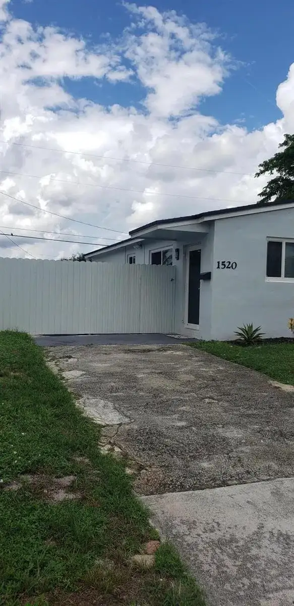 1520 N 68th Terrace, Hollywood FL 33024 photo 2