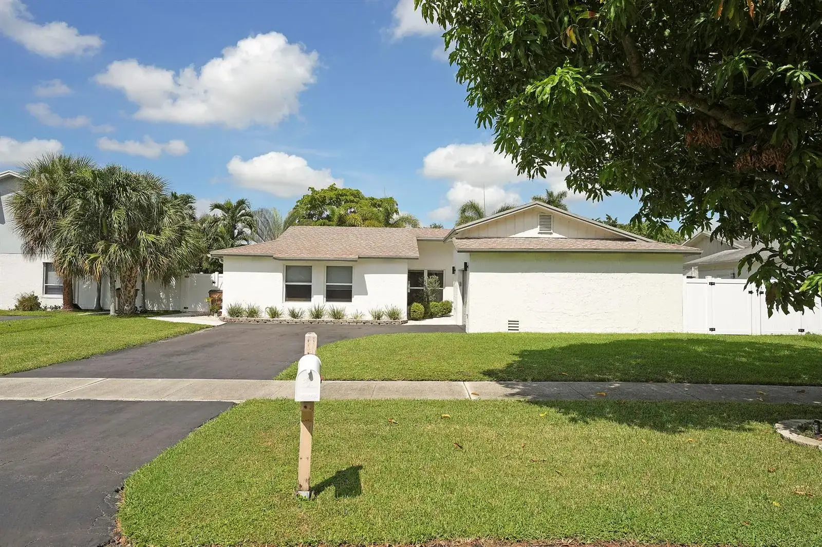 275 NW 39th Way, Deerfield Beach FL 33442 photo 4