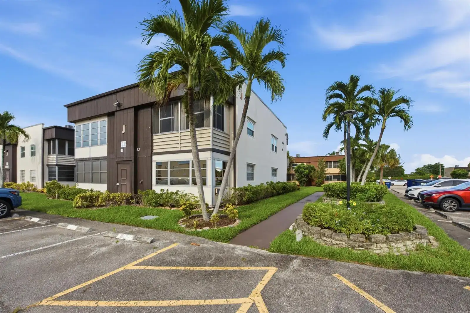 479 Burgundy J, Delray Beach FL 33484 photo 2