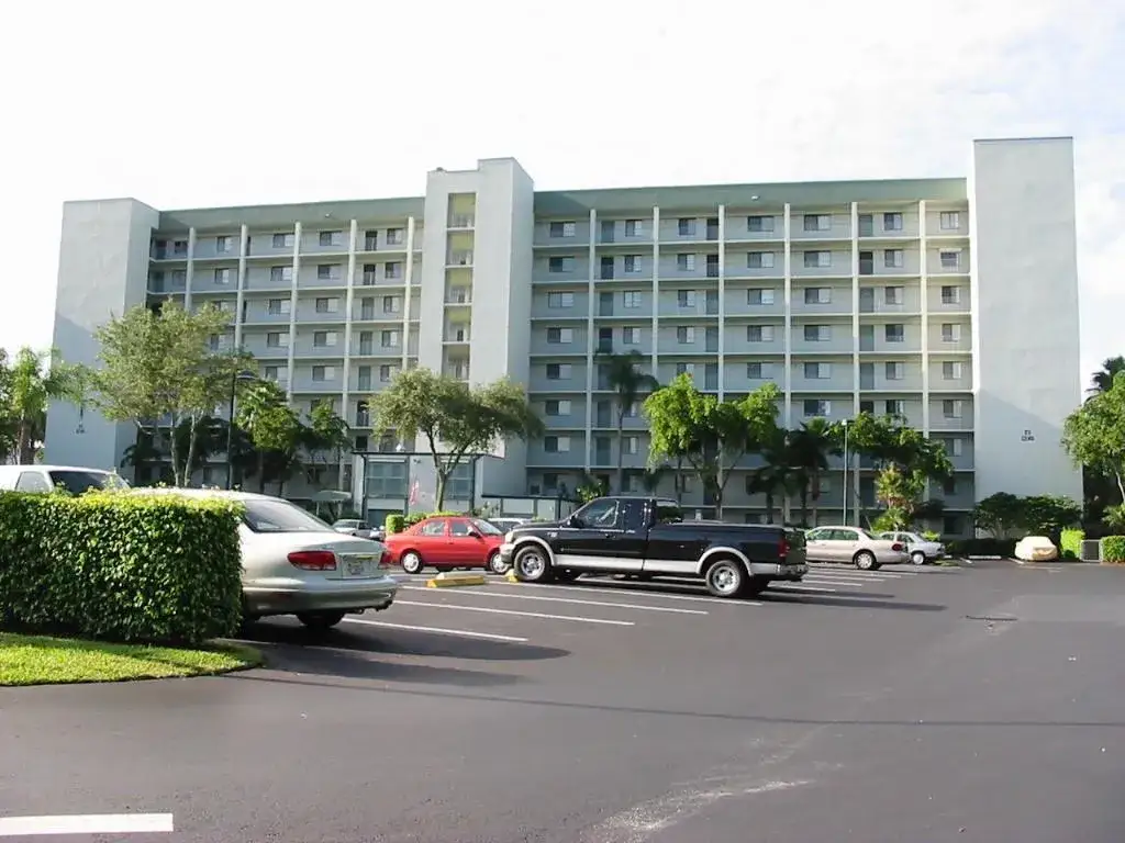 2232 N CYPRESS BEND Drive # 307, Pompano Beach FL 33069