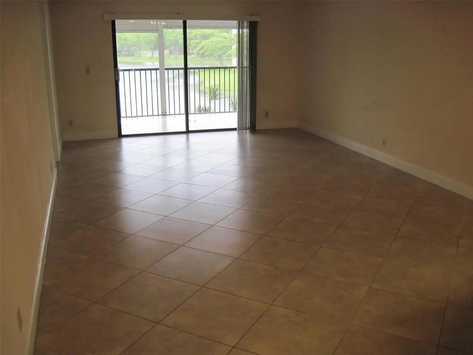 2232 N CYPRESS BEND Drive # 307, Pompano Beach FL 33069 photo 5