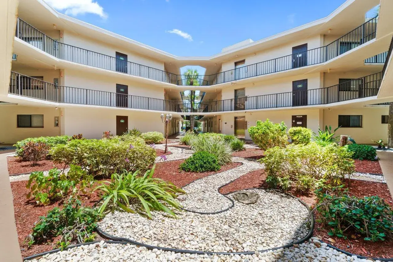5100 Las Verdes Circle # 316, Delray Beach FL 33484