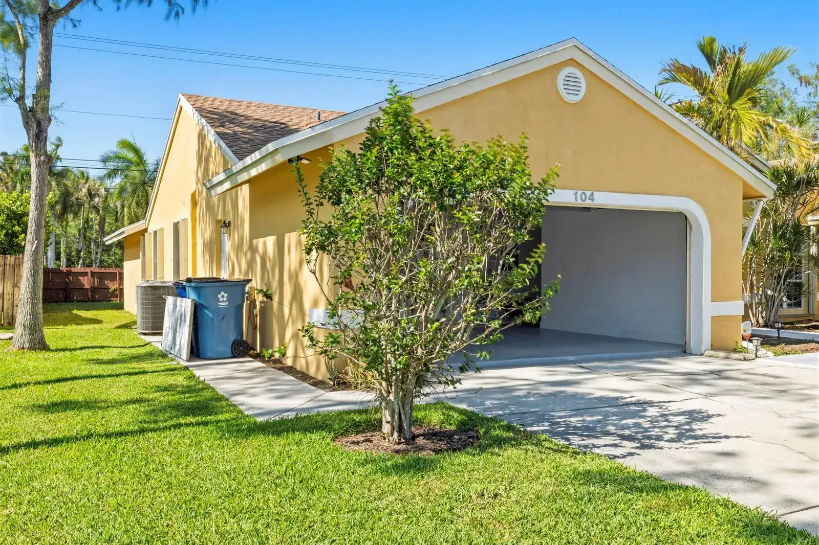 104 Oxford Court, Royal Palm Beach FL 33411 photo 5