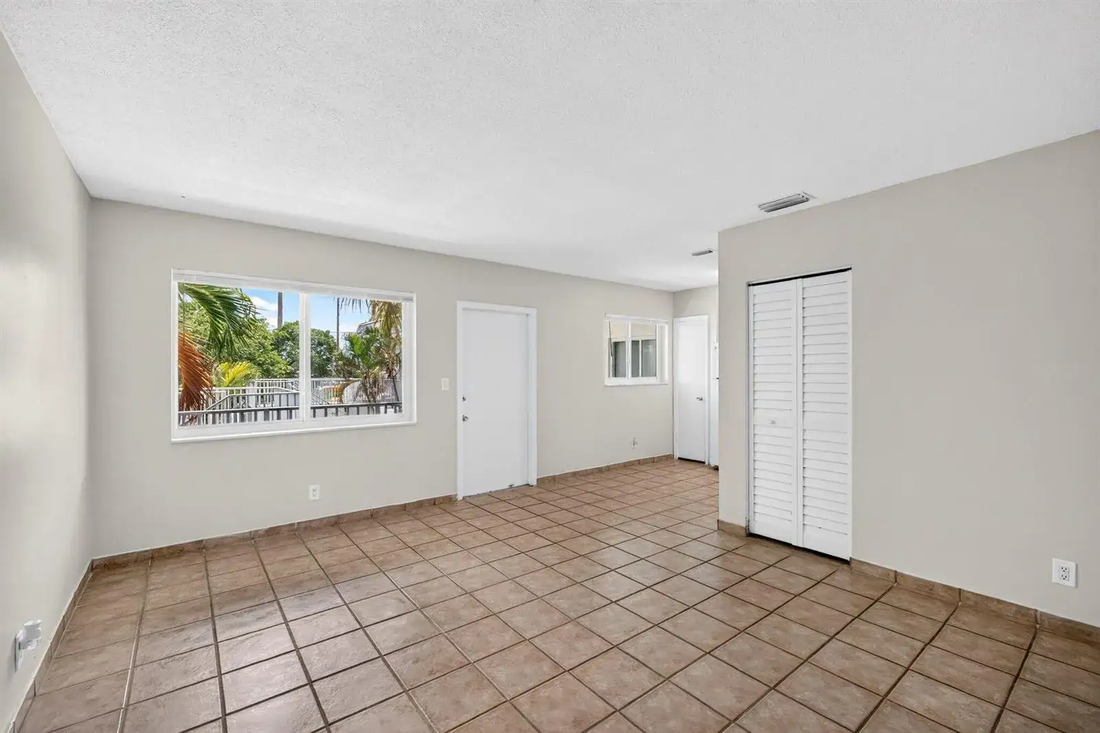 1007 W PROSPECT # 205, Fort Lauderdale FL 33309
