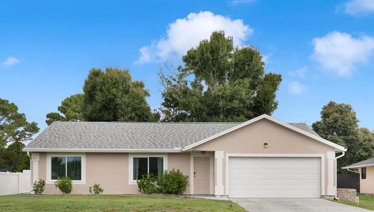 565 SW CHERRYHILL Road, Port St. Lucie FL 34953