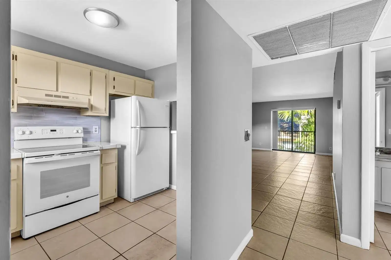 21904 LAKE FOREST Circle # 202, Boca Raton FL 33433 photo 3