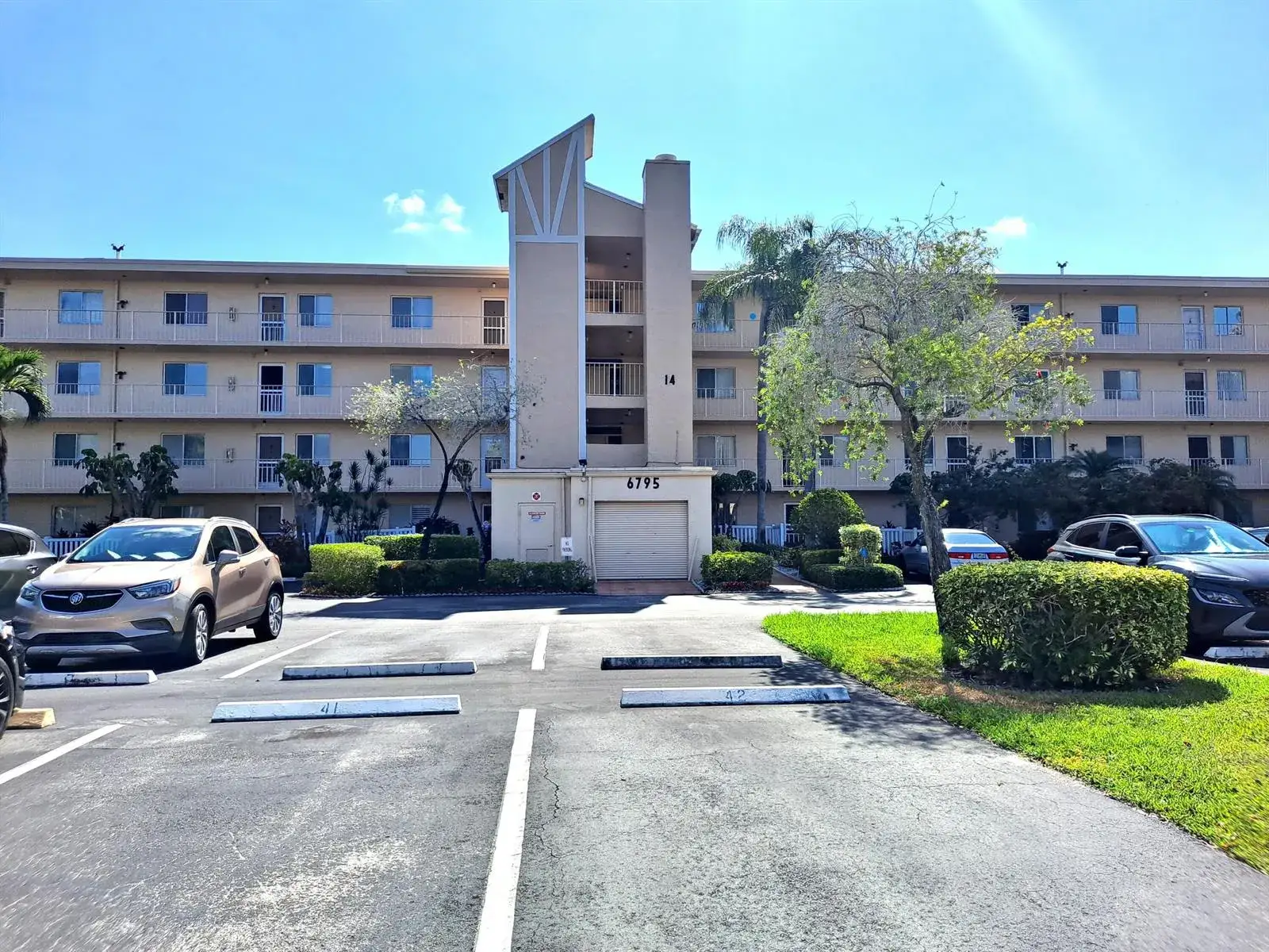 6795 Huntington 405 Lane # 405, Delray Beach FL 33446