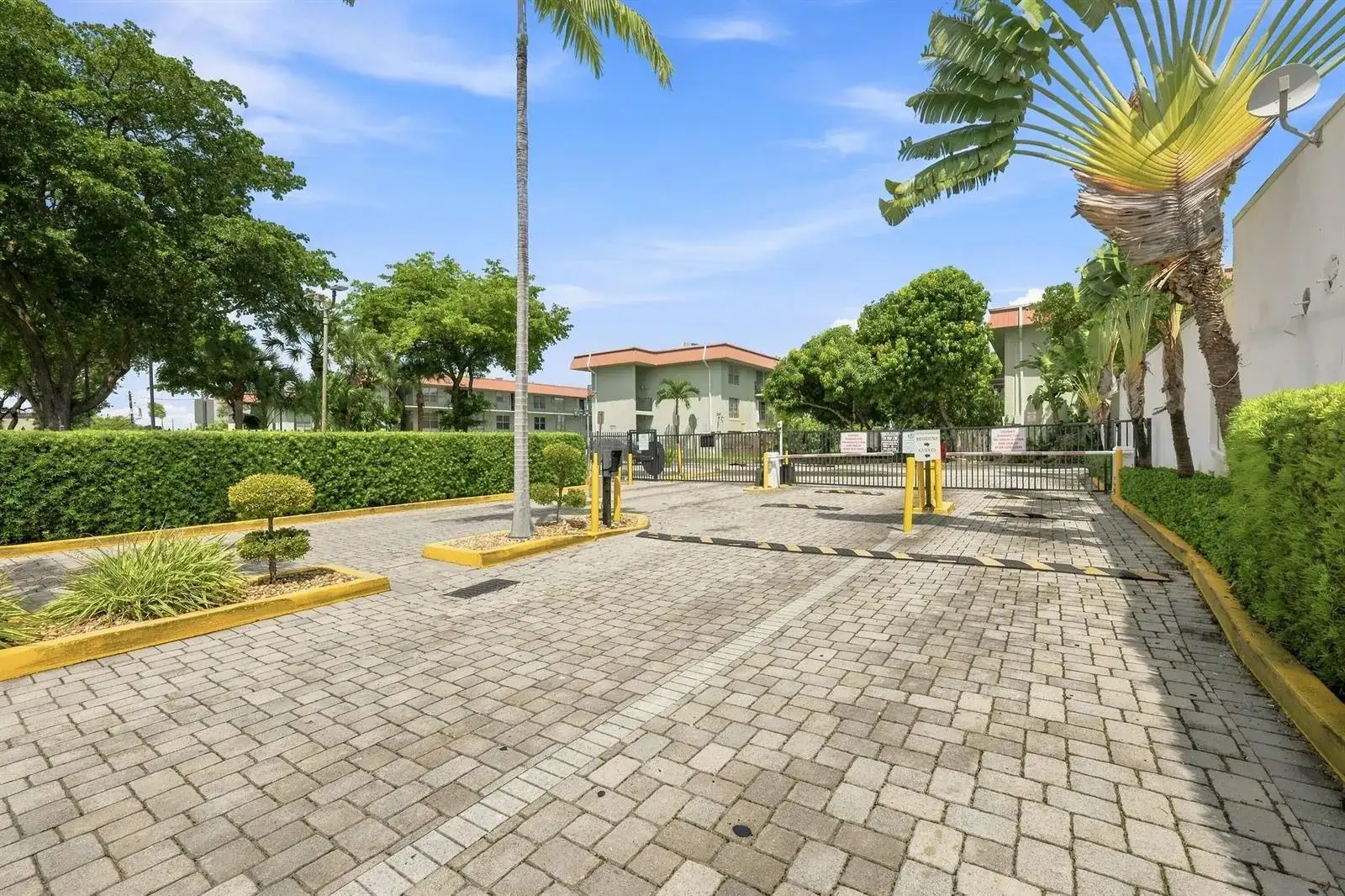 805 W Oakland Park Boulevard, Oakland Park FL 33311 photo 2