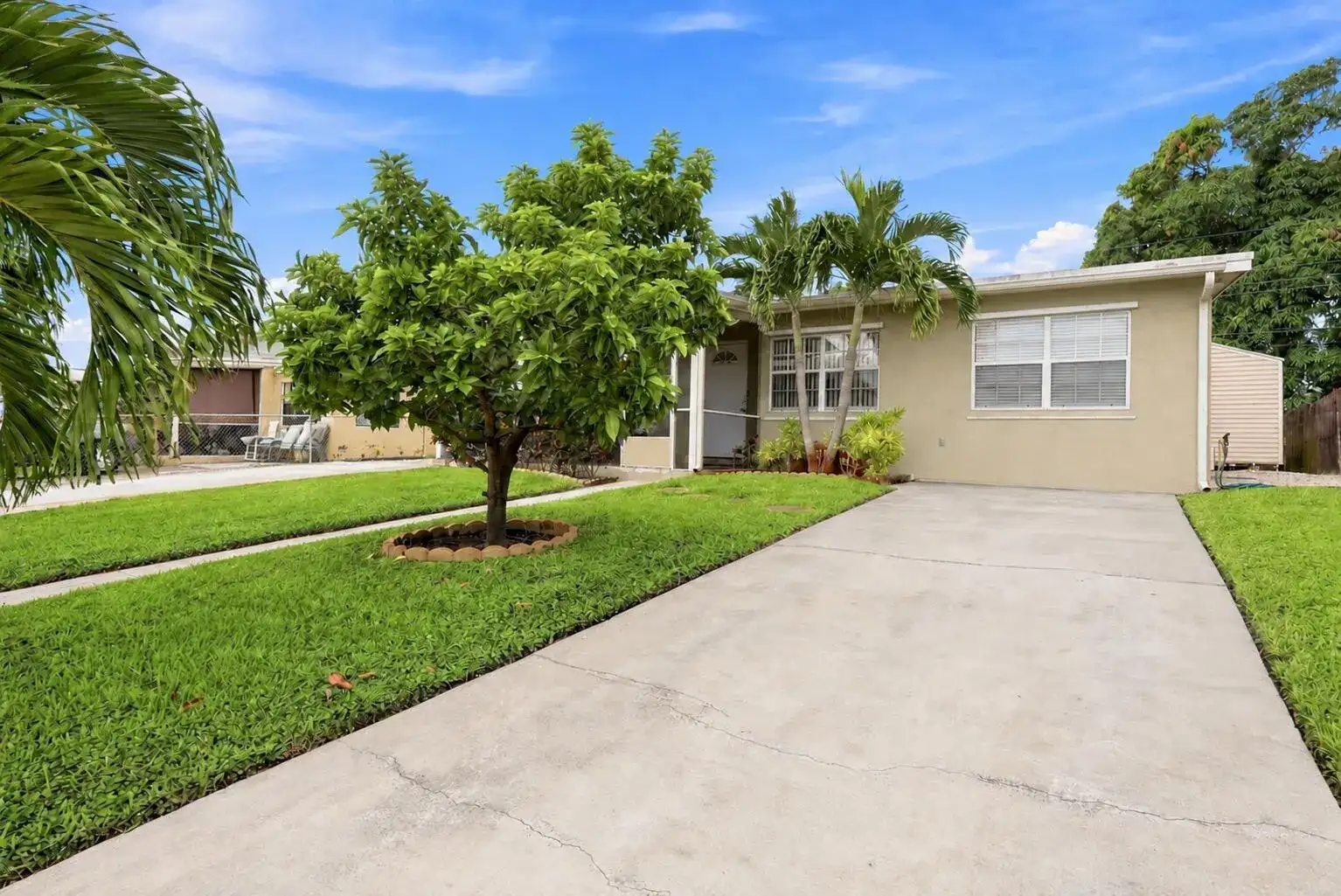 560 Seagrape Road, Lantana FL 33462 photo 3