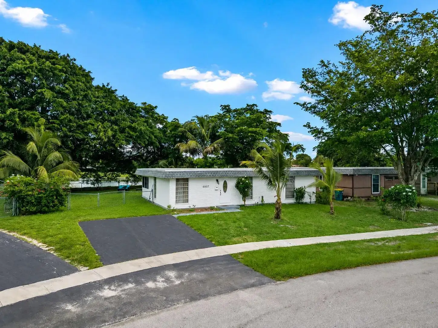 6807 NW 80TH Court, Tamarac FL 33321 photo 2