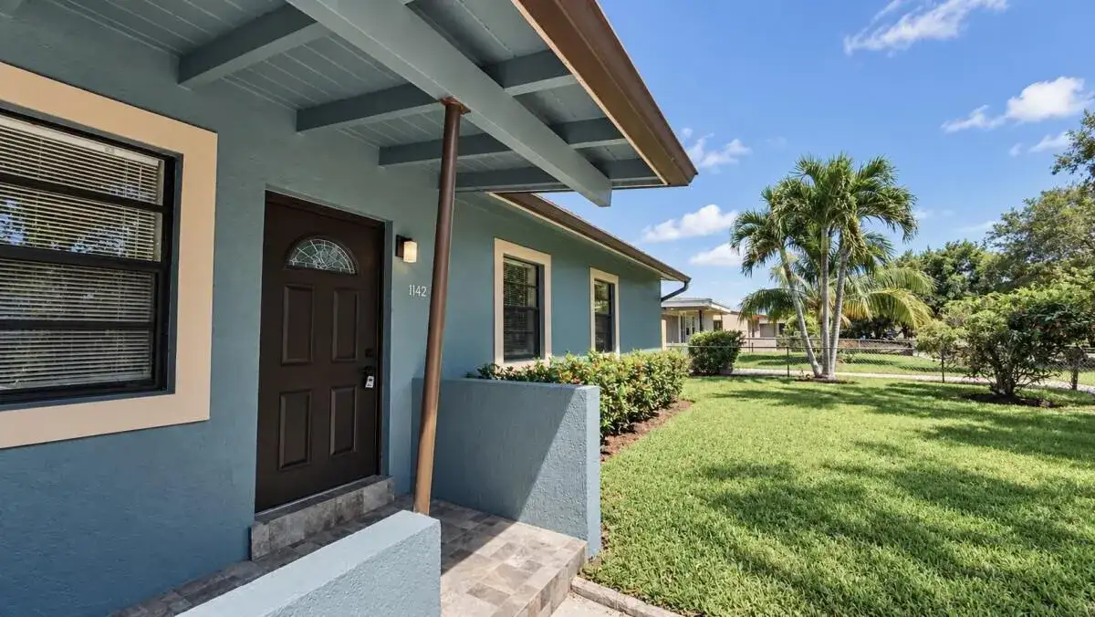 1142 Chateau Park Drive, Fort Lauderdale FL 33311 photo 2