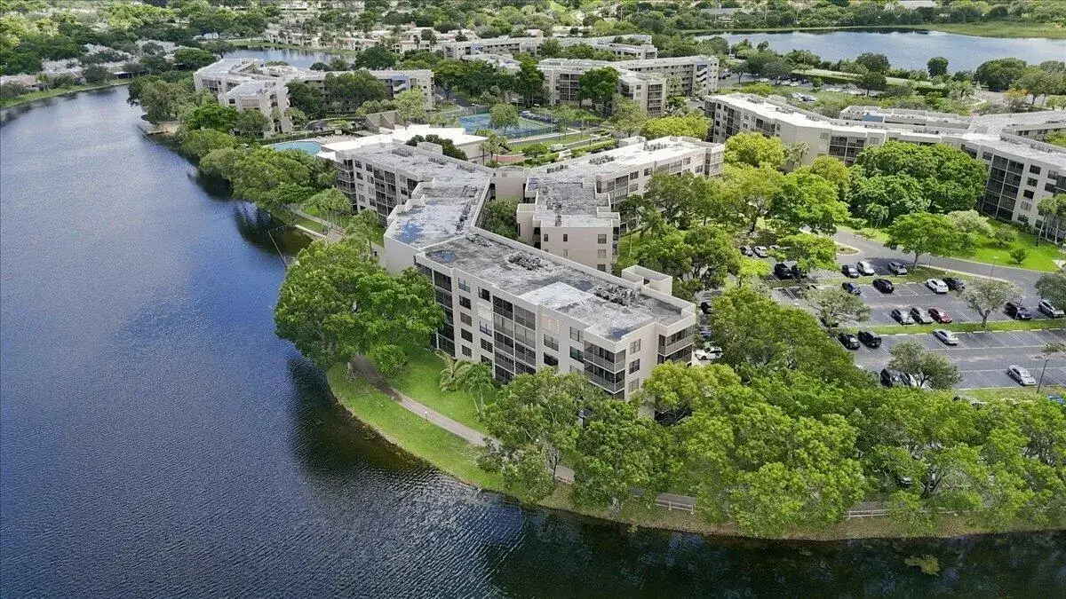 1100 COLONY POINT Circle # 121, Pembroke Pines FL 33026