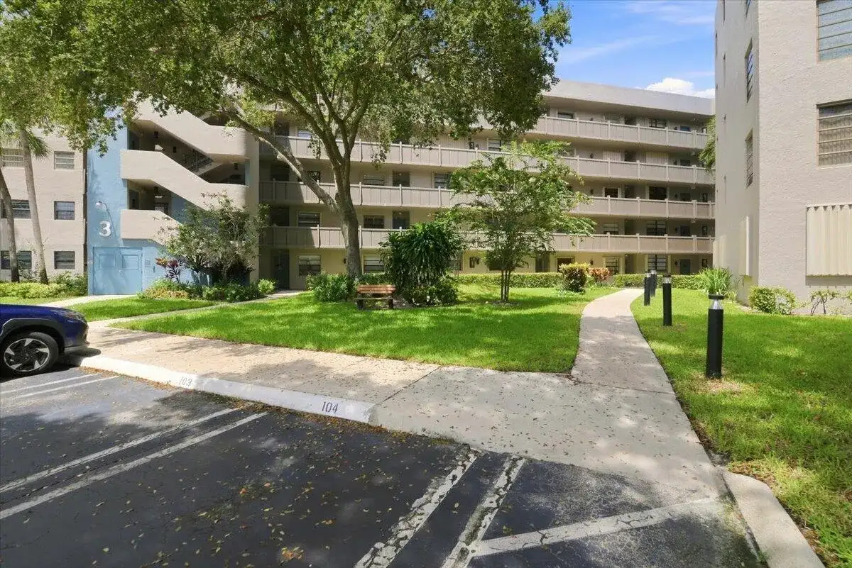 1100 COLONY POINT Circle # 121, Pembroke Pines FL 33026 photo 2