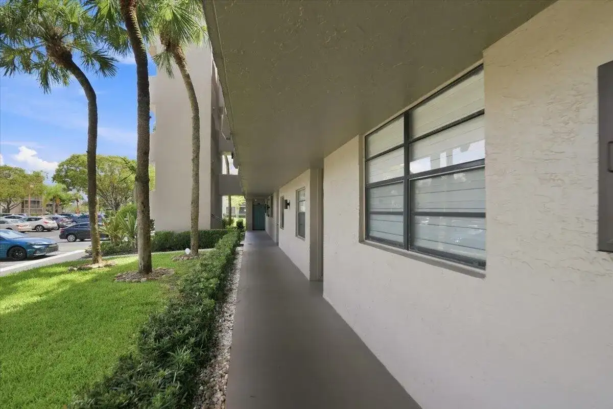 1100 COLONY POINT Circle # 121, Pembroke Pines FL 33026 photo 4