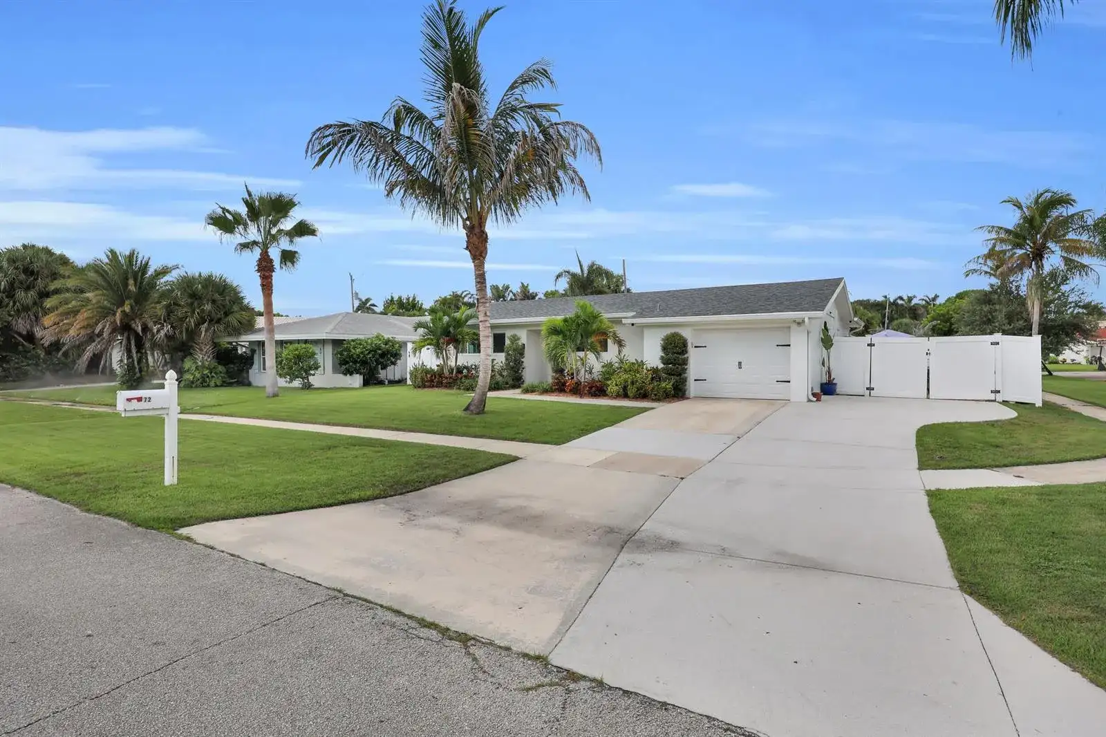 72 WILLOW Road, Tequesta FL 33469 photo 2