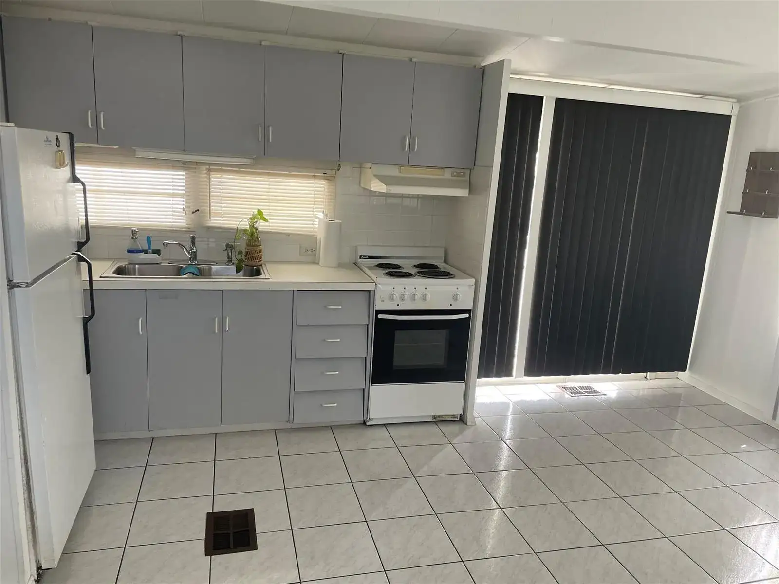 812 SW 1ST Court, Hallandale Beach FL 33009 photo 4
