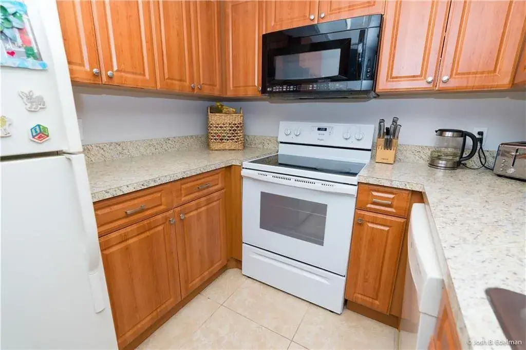 2169 CHAMPIONS Way # 2169, North Lauderdale FL 33068