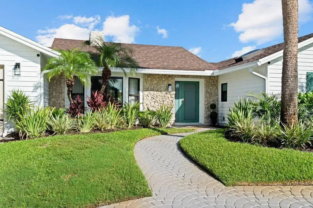 14 SE Paddock Circle, Tequesta FL 33469 photo 2