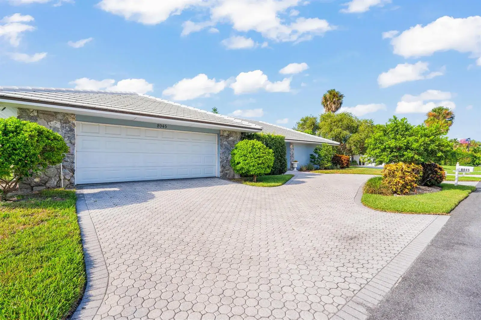 8945 SE HARBOR ISLAND Way, Hobe Sound FL 33455 photo 2