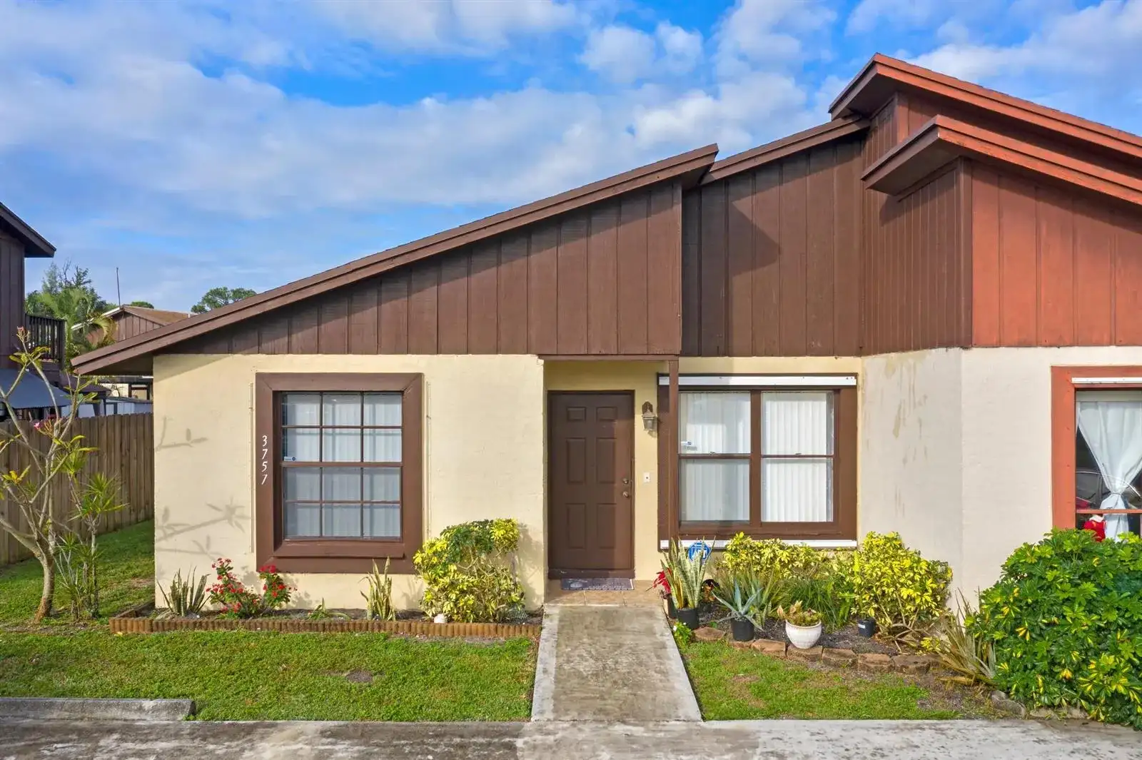 3757 Mil Pond Court, FL 33463 photo 2