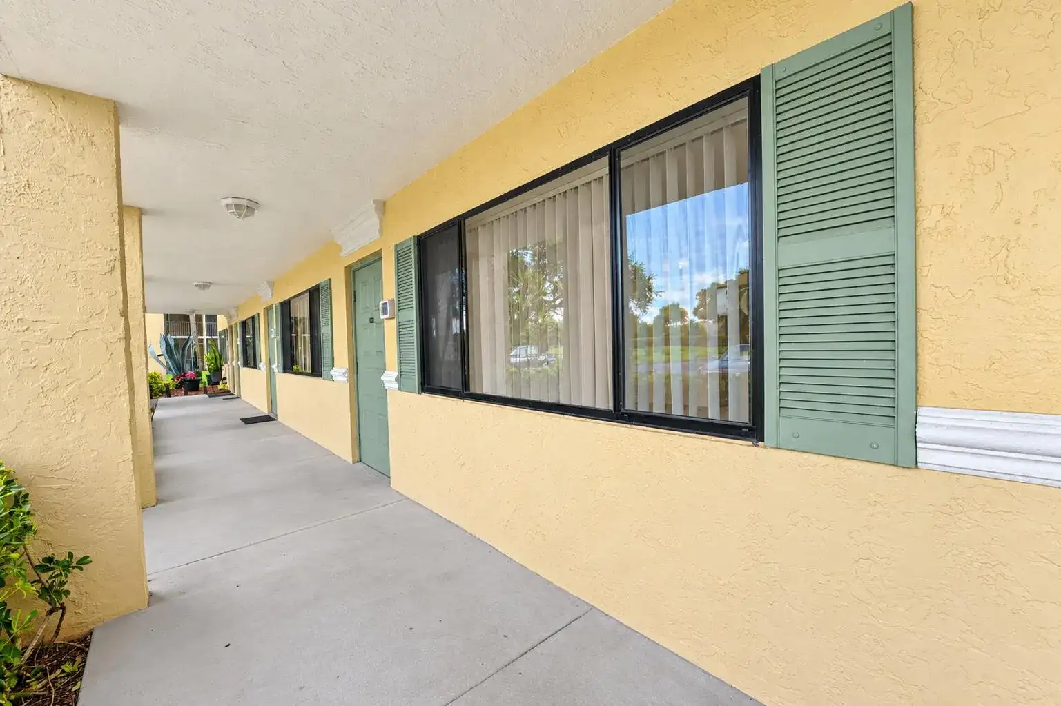 1604 Meadows Circle W, Boynton Beach FL 33436 photo 3