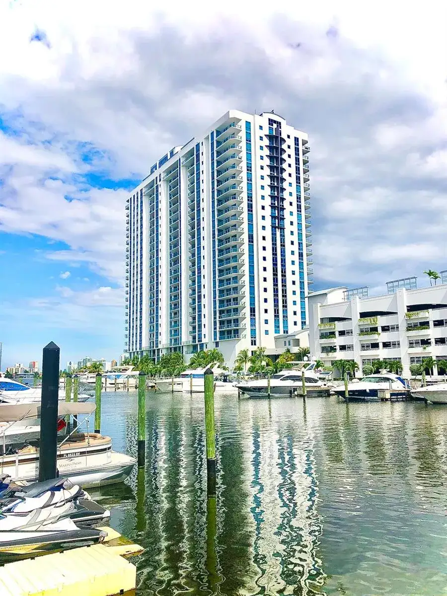 17111 BISCAYNE Boulevard # 1903, North Miami Beach FL 33160