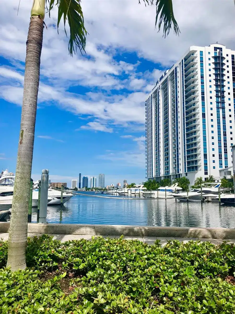 17111 BISCAYNE Boulevard # 1903, North Miami Beach FL 33160 photo 2