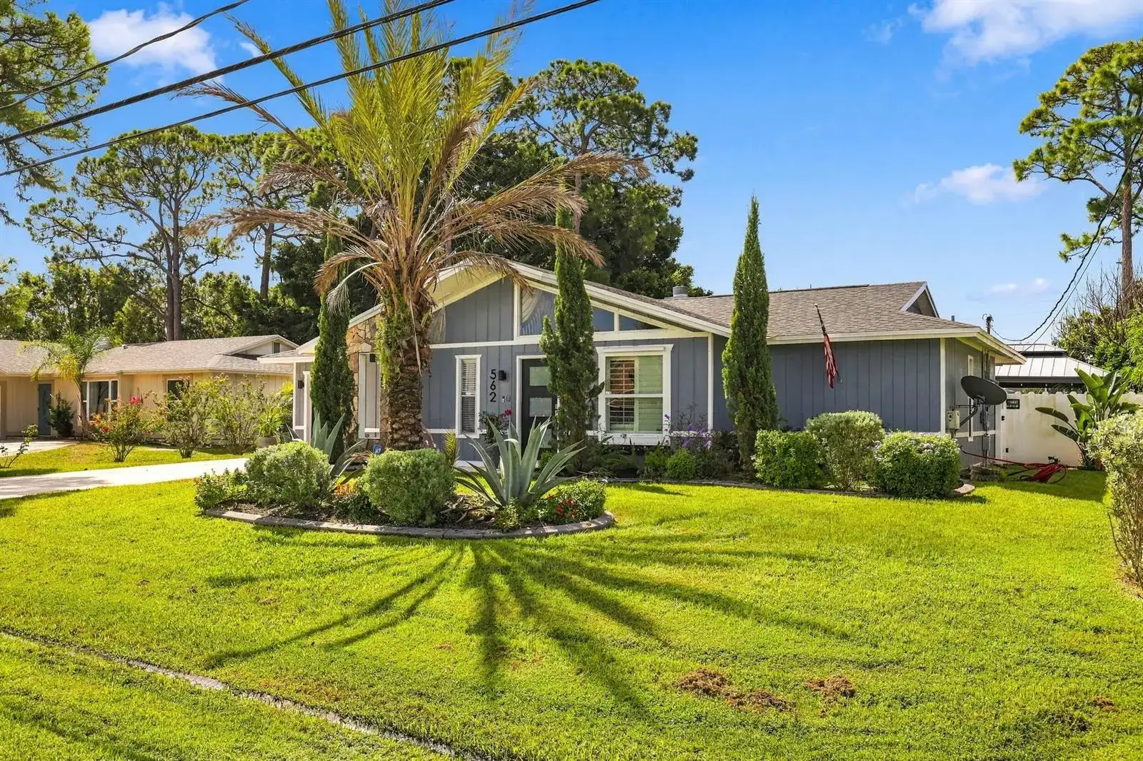 562 SW Eyerly Avenue, Port St. Lucie FL 34983 photo 2