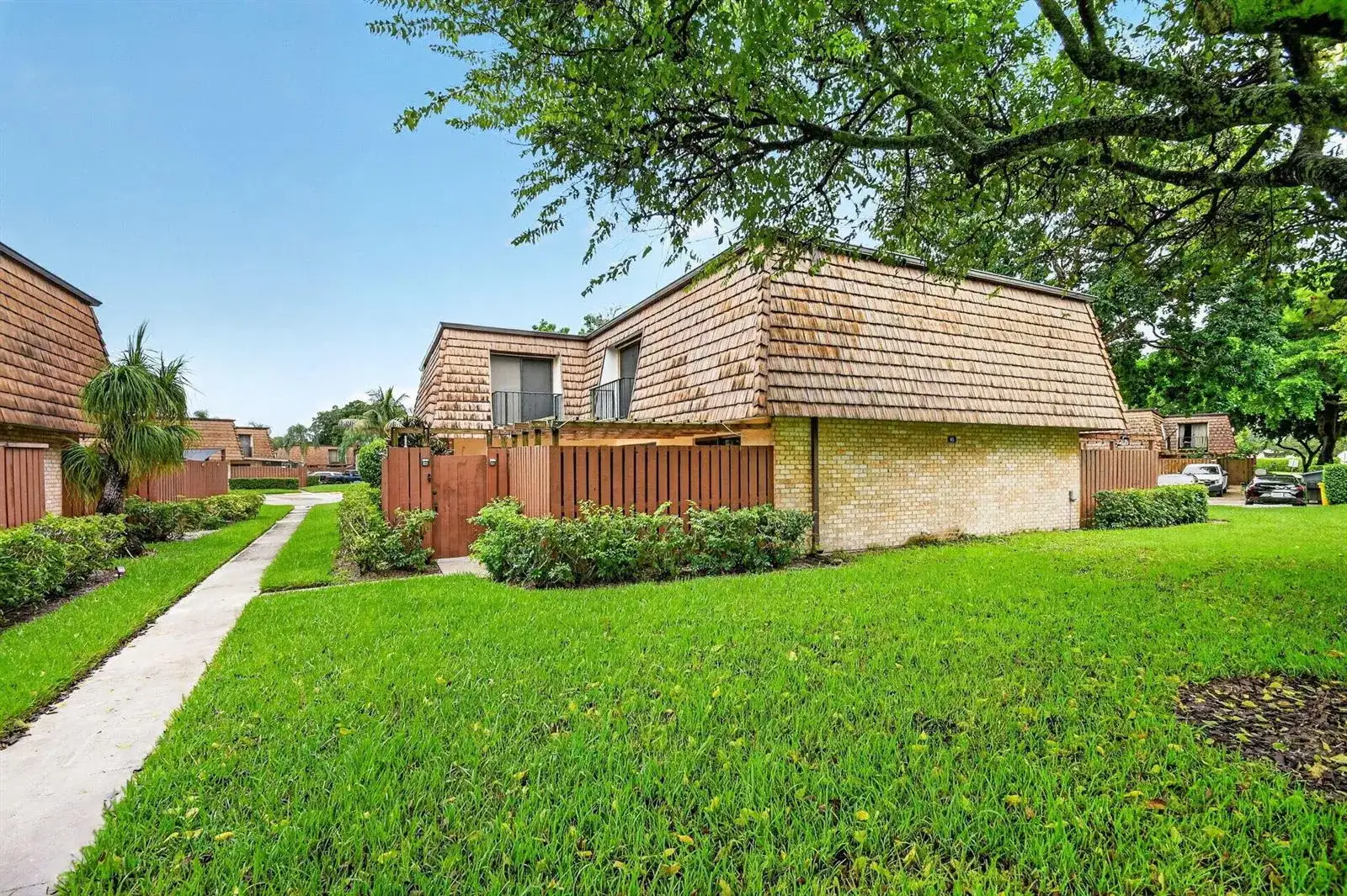1923 19th Lane, FL 33463 photo 2