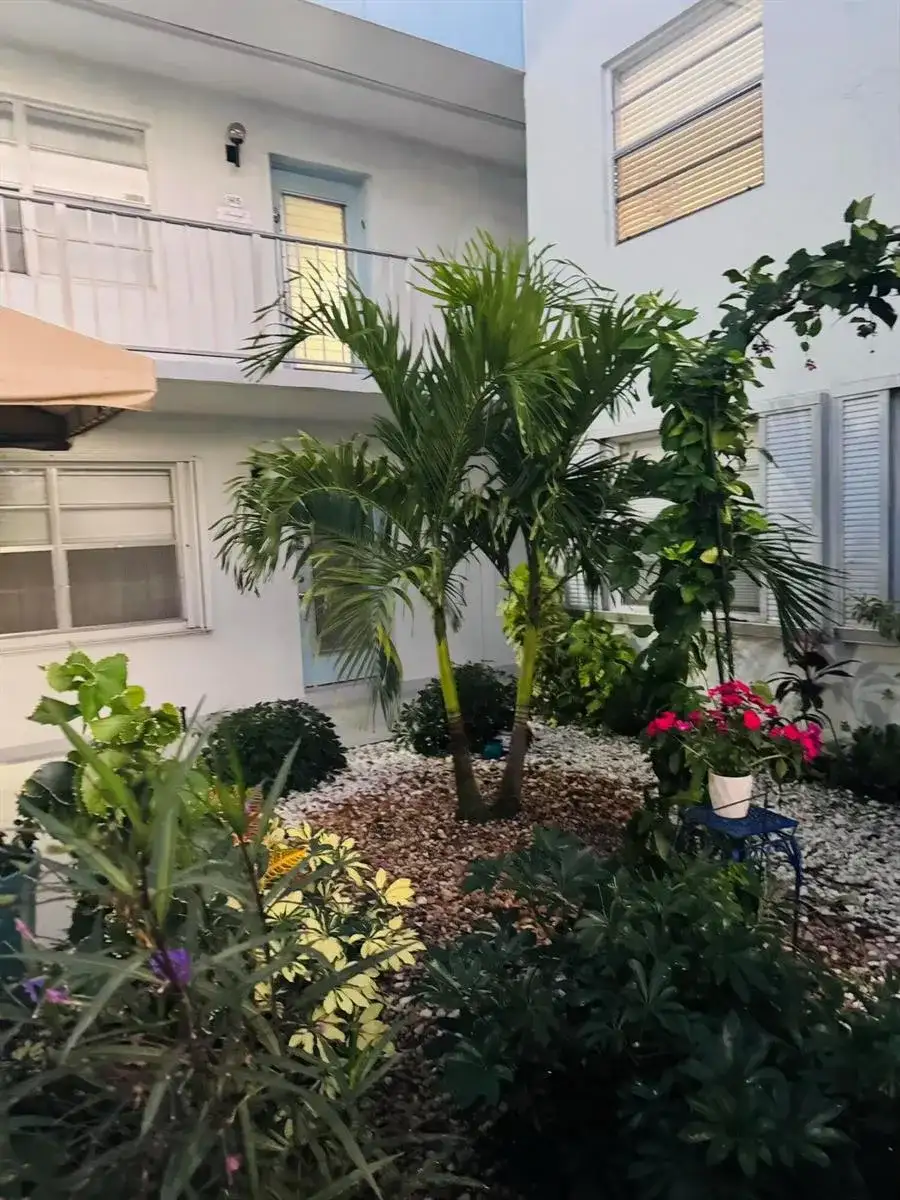 390 Saxony I, Delray Beach FL 33446 photo 2