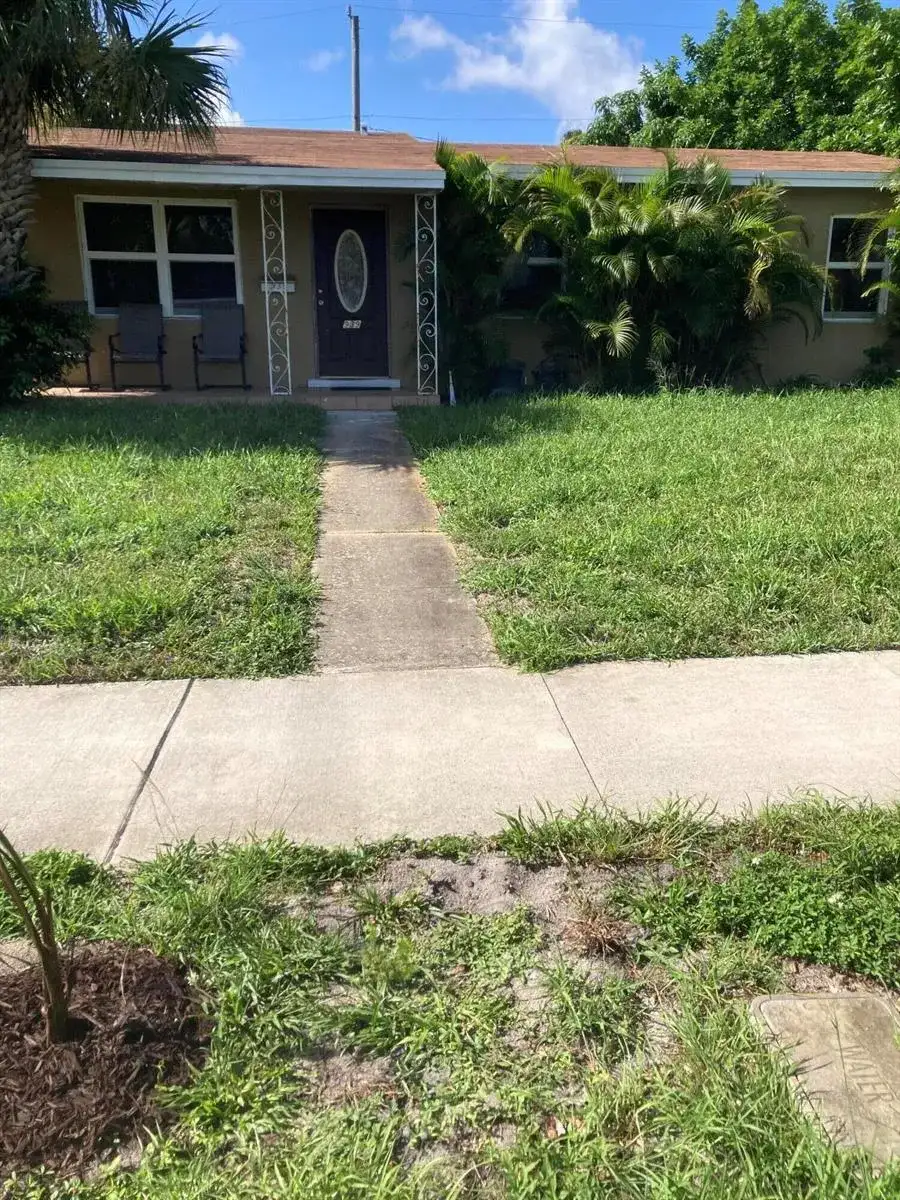 939 35TH Street, West Palm Beach FL 33407 photo 2