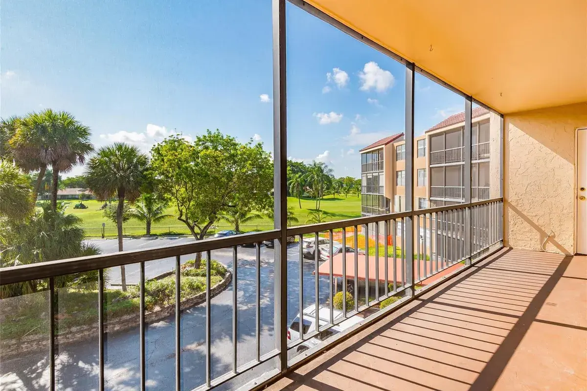 3900 N HILLS Drive # 302, Hollywood FL 33021