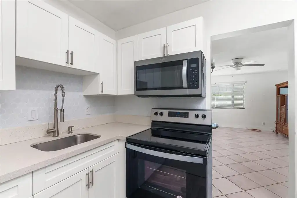 418 S CYPRESS Road # 106, Pompano Beach FL 33060