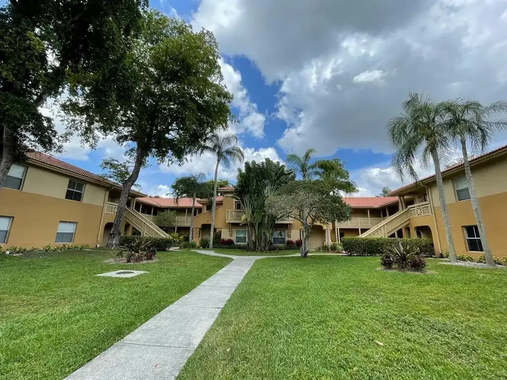 4783 Via Palm Lakes # 104, West Palm Beach FL 33417