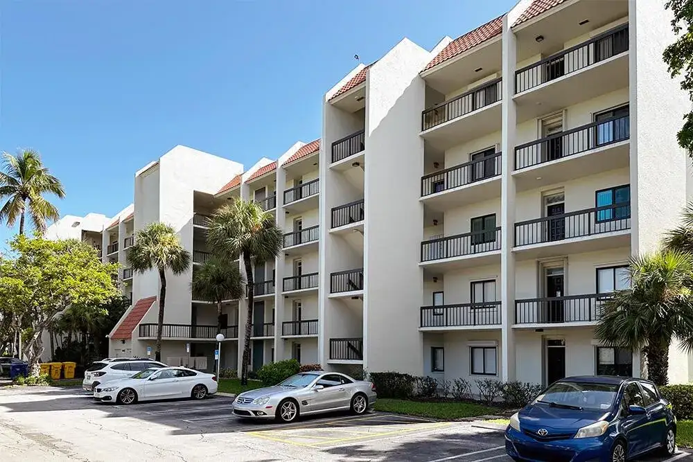 3000 Presidential Way Apt 106, West Palm Beach FL 33401