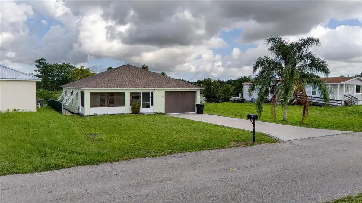 908 RIVERSIDE Drive SW, Moore Haven FL 33471 photo 3